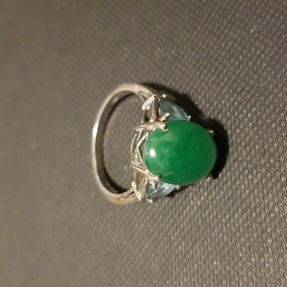 Sterling silver ring with green stone and blue gems - Picture 1 of 4